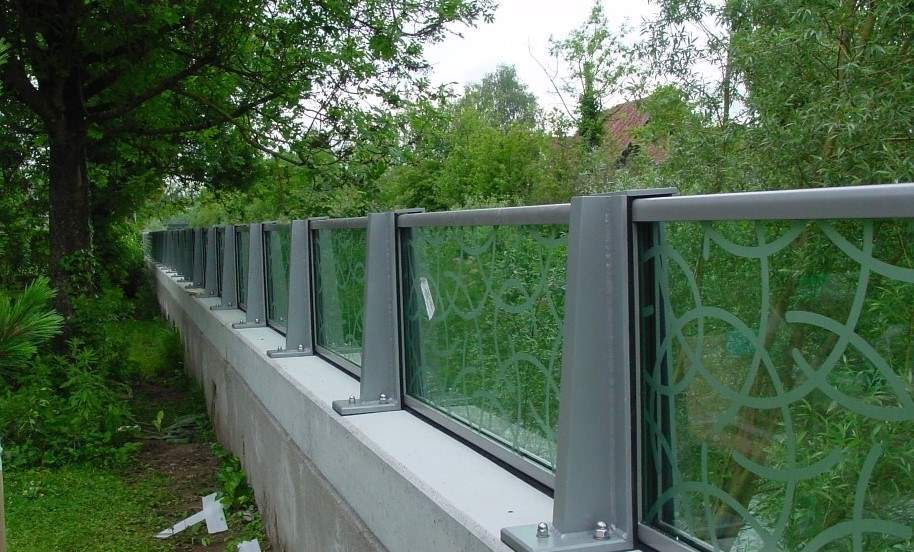 Glaswandsysteme für Grundstücksumfassungen bzw. abzugrenzende Grundstücksteilbereiche   