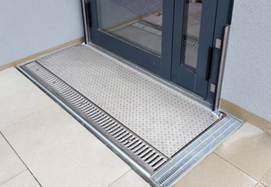 Klappschott – Schutzklappe um ca. 90° aufrichtend