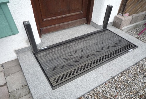 Klappschott – Schutzklappe um ca. 90° aufrichtend